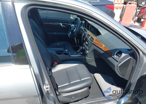 2013 Mercedes-Benz C 250 Luxury/Sport из США, поврежденный, VIN WDDGF4HBXDR291544